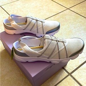 NWT Easy Spirit Slip-On Sneakers Size 9 Womens